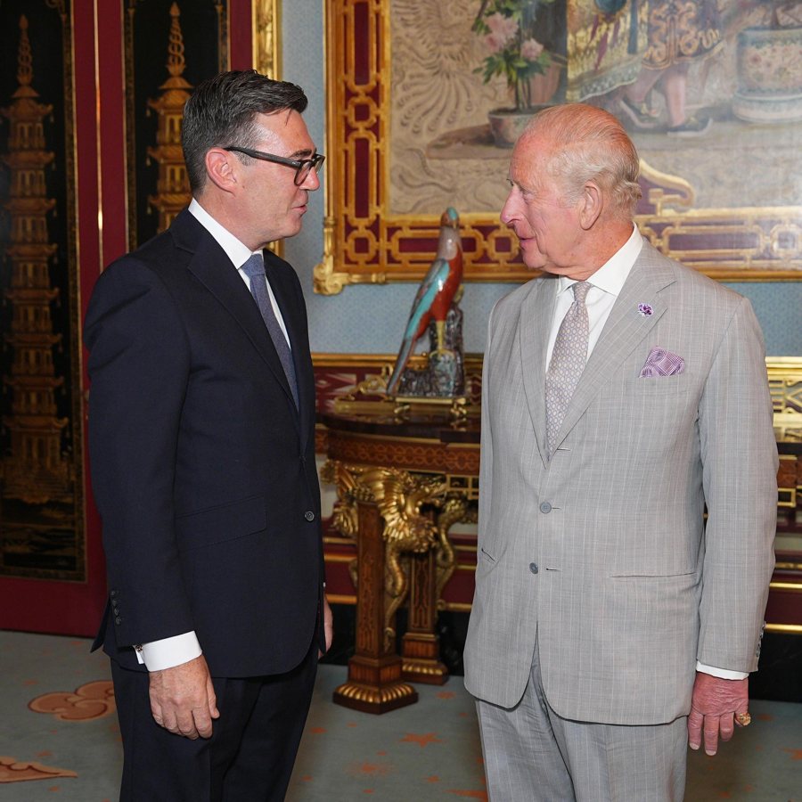 Andy Burnham als neuer britischer Premierminister vereidigt