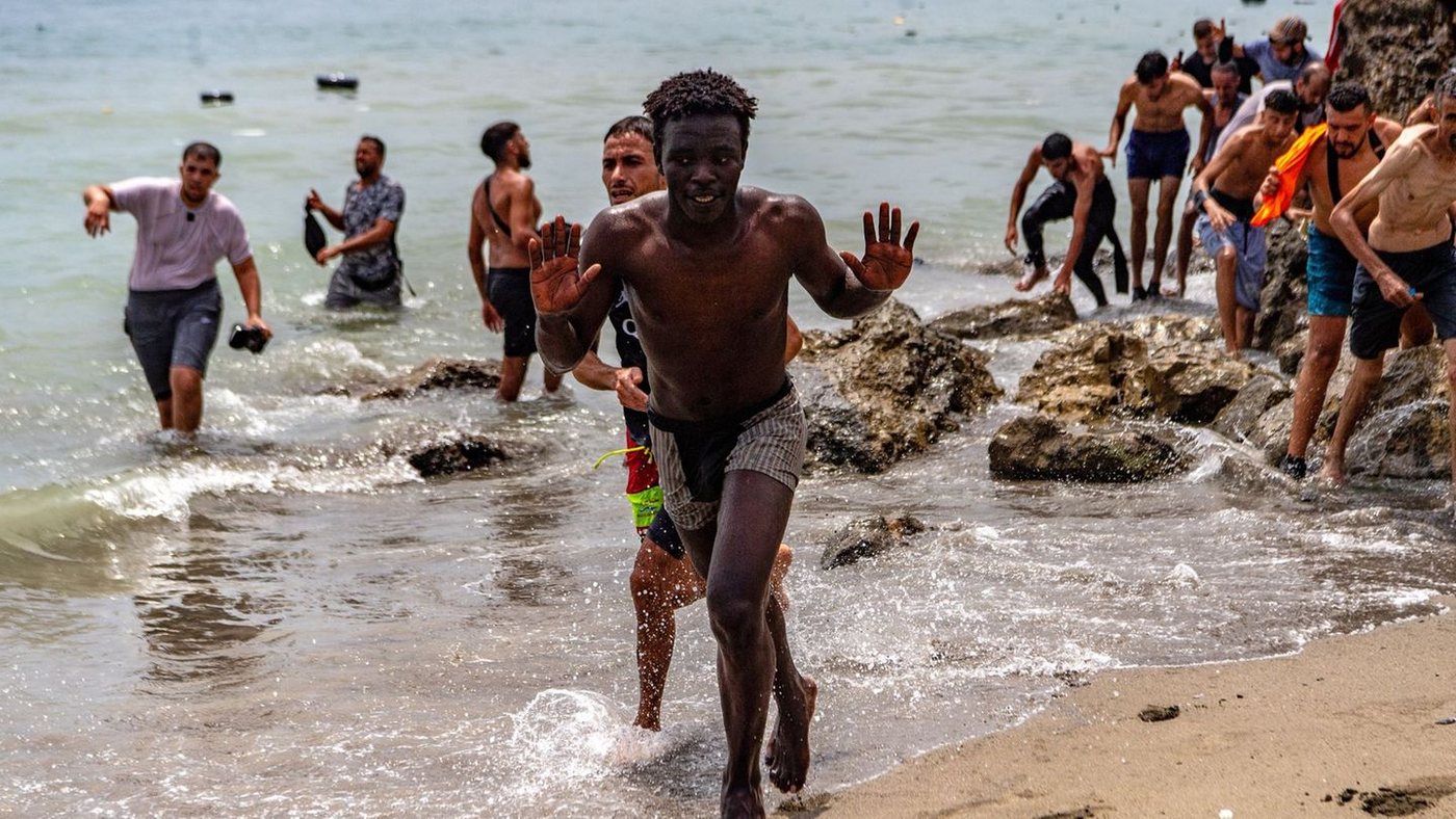Andrang von Migranten in Ceuta: Spanische Exklave schlägt Alarm