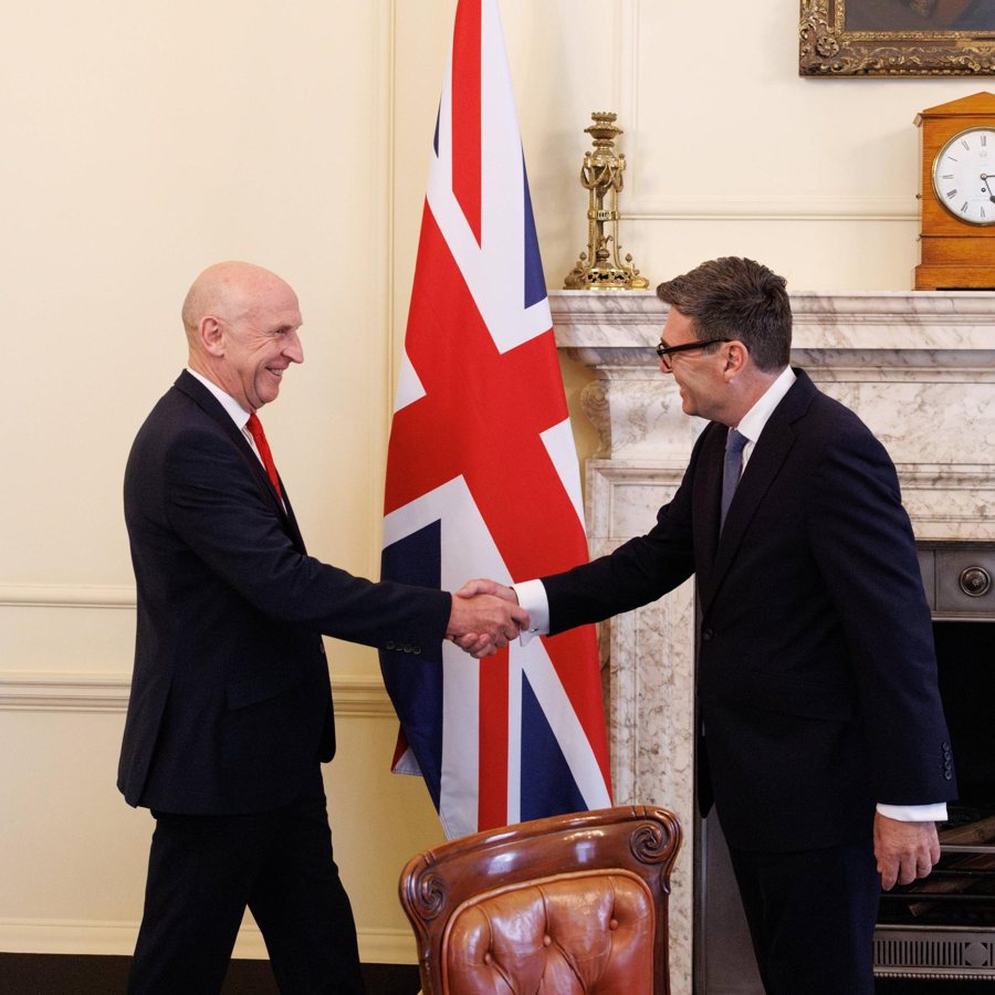 Neuer britischer Premierminister Burnham stellt sein Kabinett vor