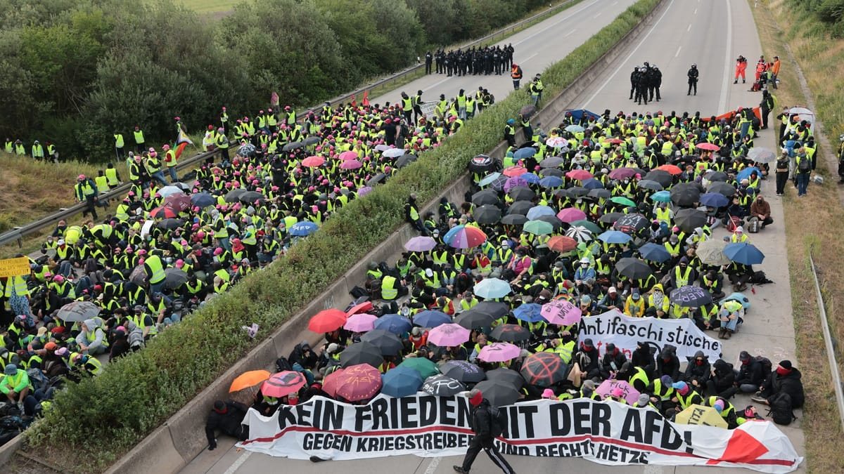 AfD-Parteitag in Erfurt trotz massiver Proteste pünktlich gestartet