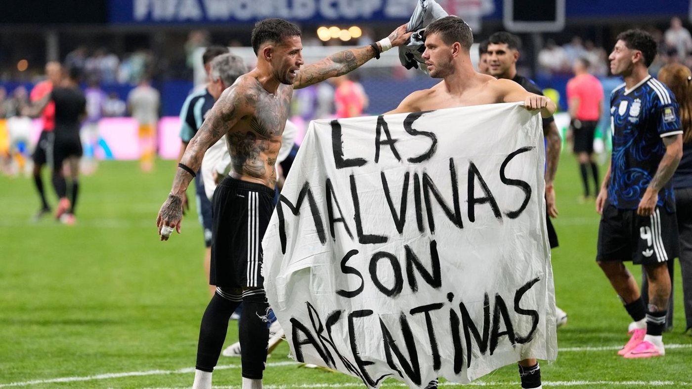 Argentinische Spieler feiern WM-Sieg gegen England mit Falkland-Plakat