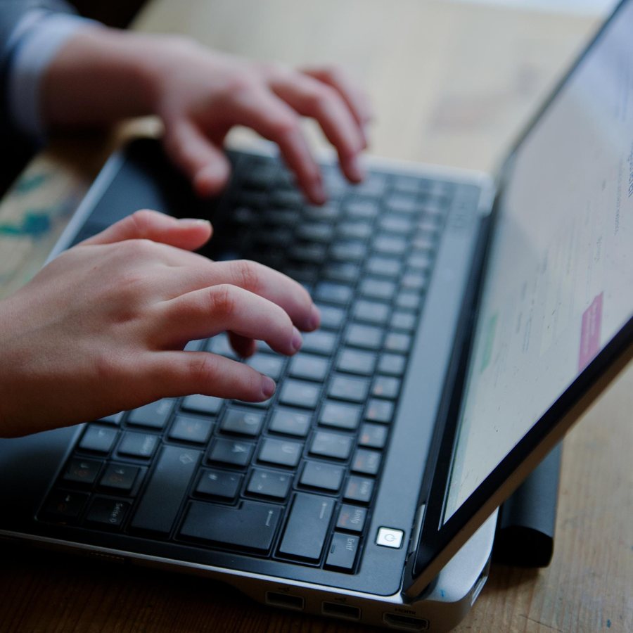 Kinderschutzbund fordert Meldebuttons gegen Cybergrooming auf digitalen Plattformen