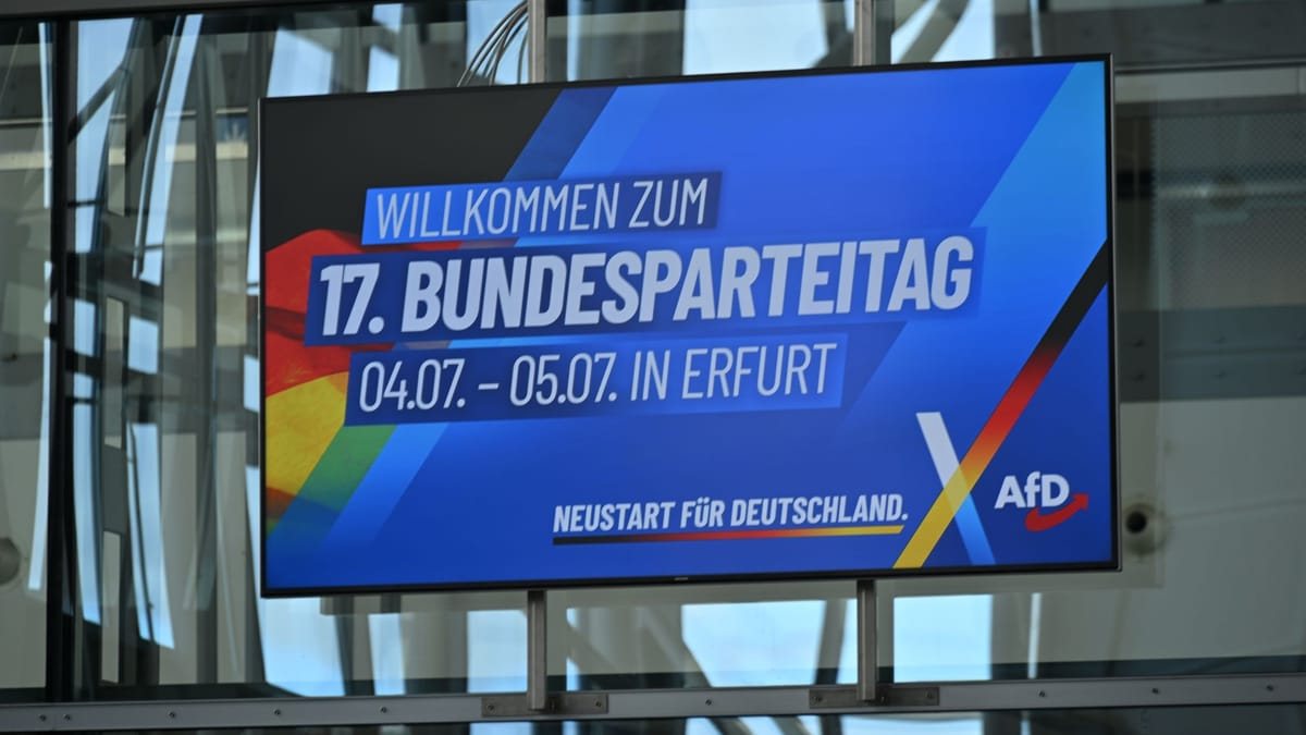AfD-Bundesparteitag in Erfurt beginnt unter massiven Protesten